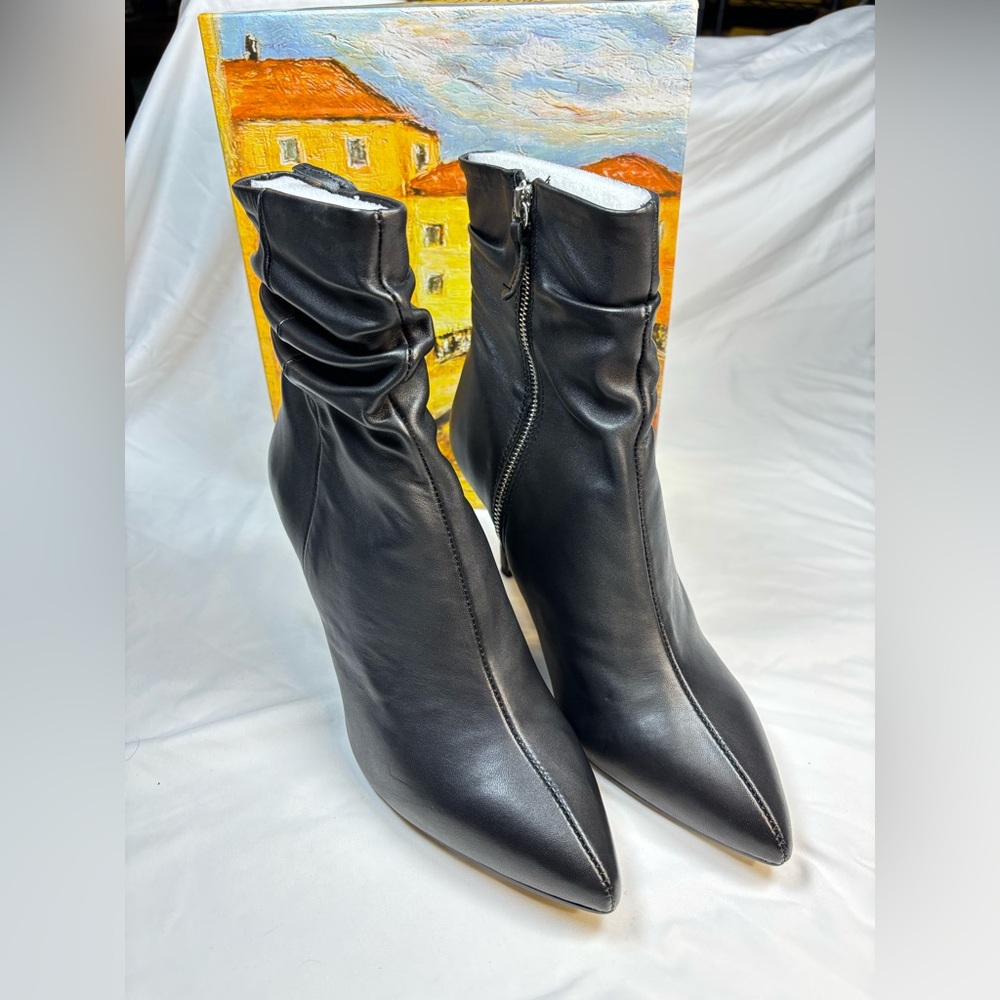Bella Vita “Danielle” Black Leather Slouch Ankle Booties • Size‎ 11 WW 👢🖤
NWB